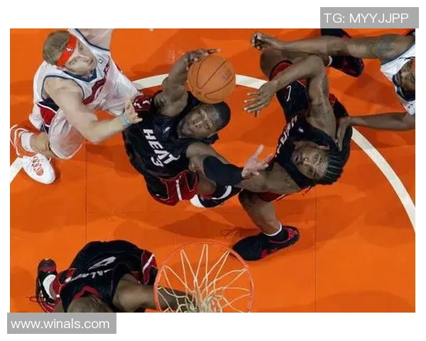 热火与山猫季后赛精彩对决全场录像回放及精彩瞬间分析